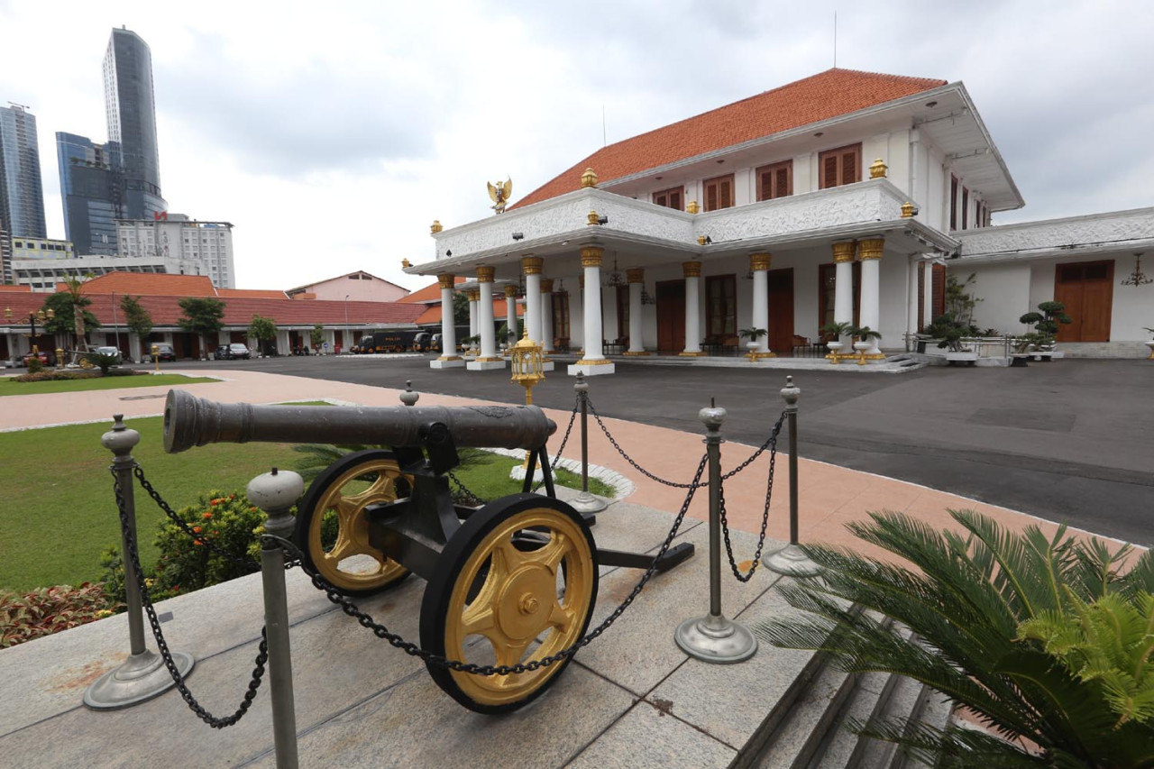 Gedung Grahadi yang berada di Jalan Gubernur Suryo, Surabaya ditetapkan sebagai Cagar Budaya Peringkat Provinsi. (Foto: Ali Masduki/JatimNow.com)