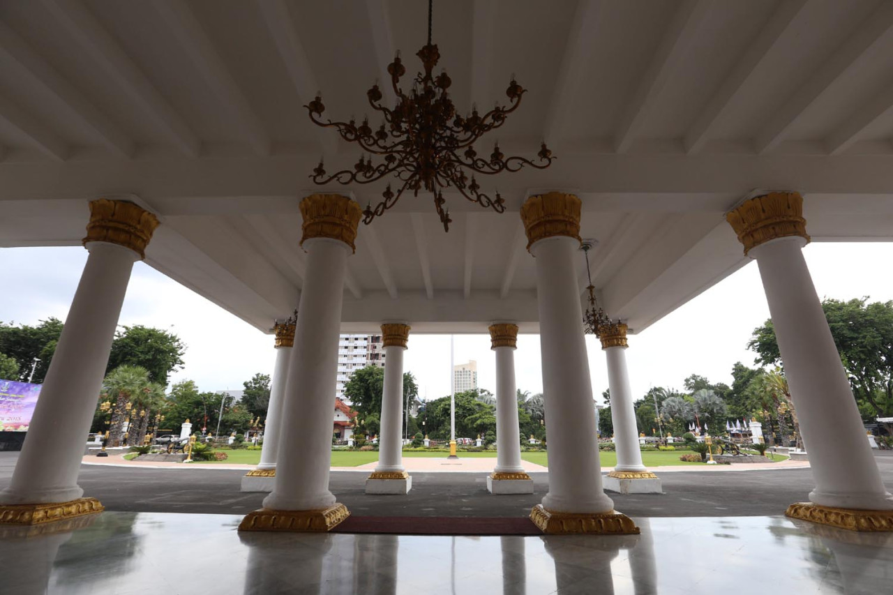 Gedung Grahadi merupakan salah satu ikon Kota Surabaya, memiliki sejarah panjang yang bermula sejak akhir abad ke-18. (Foto: Ali Masduki/JatimNow.com)