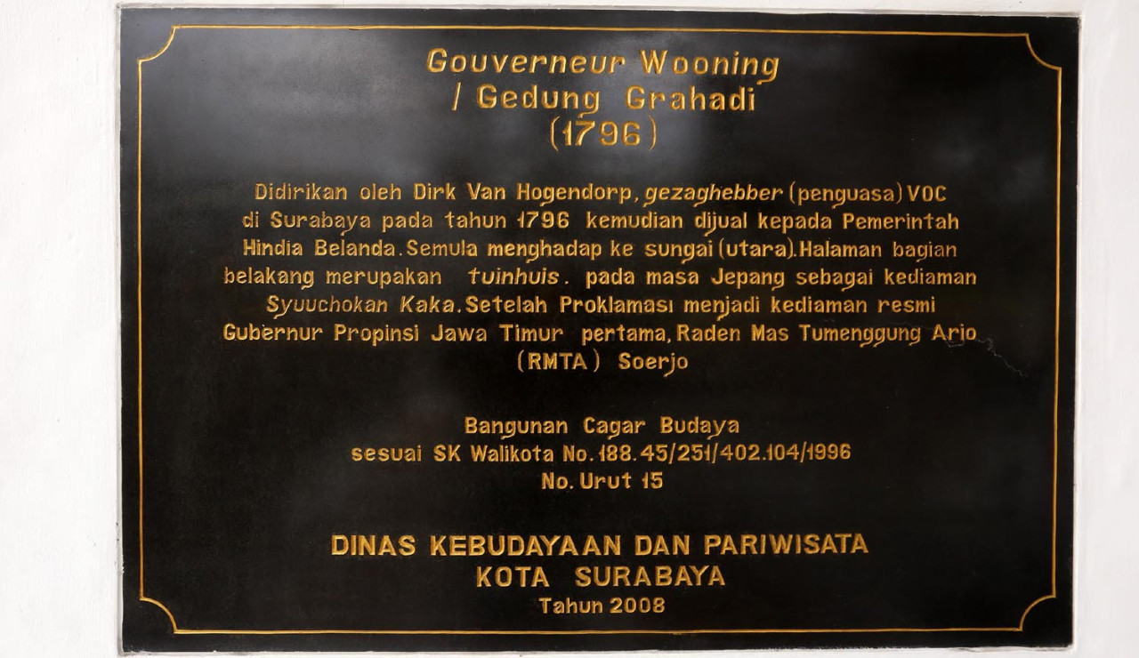 Prasasti pendirian Gedung Negara Grahadi, di Jalan Gubernur Suryo, Surabaya. (Foto: Ali Masduki/JatimNow.com)