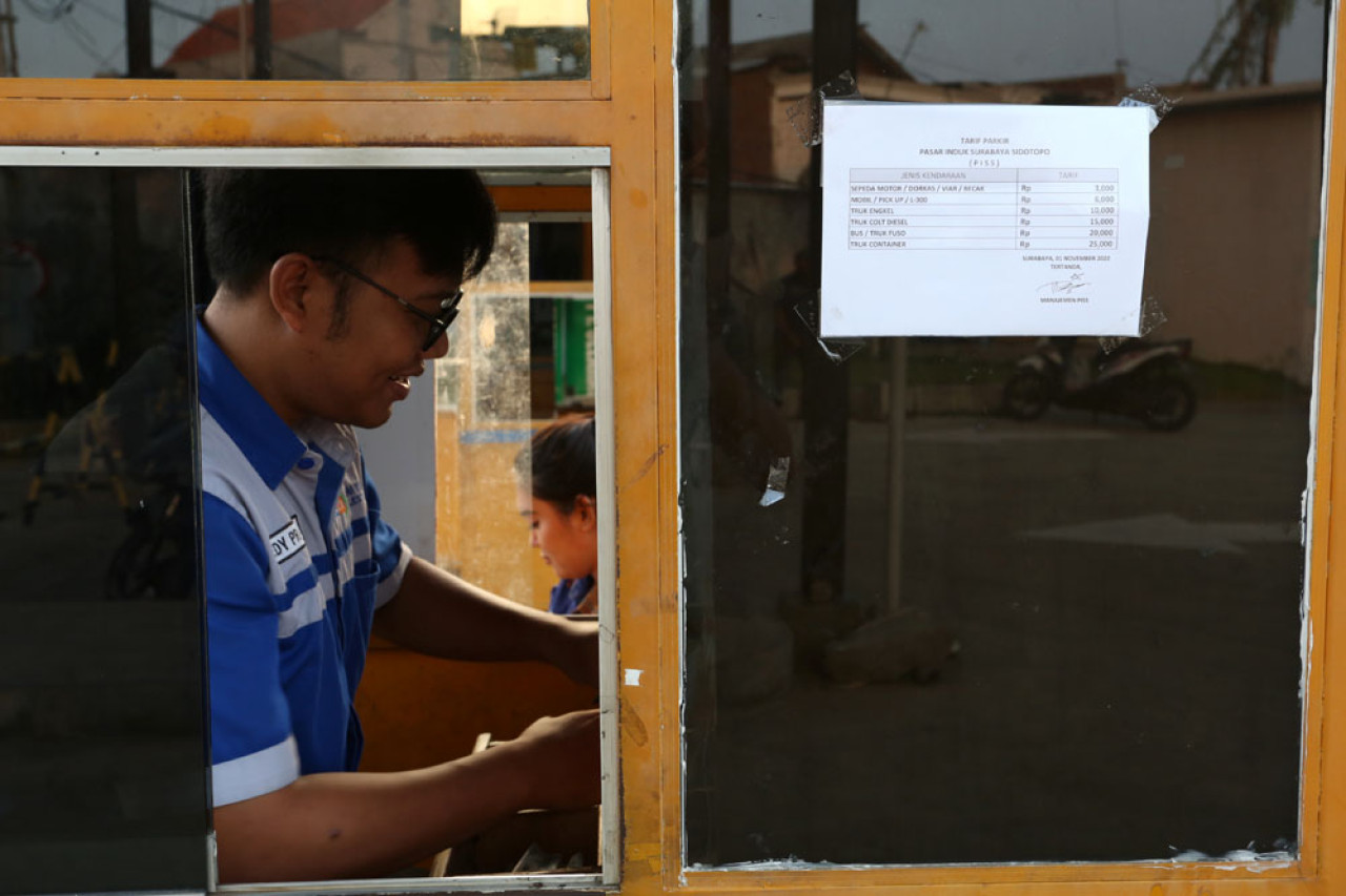Gak perlu kawatir soal tarif parkir, karena harga dipajang di pintu keluar