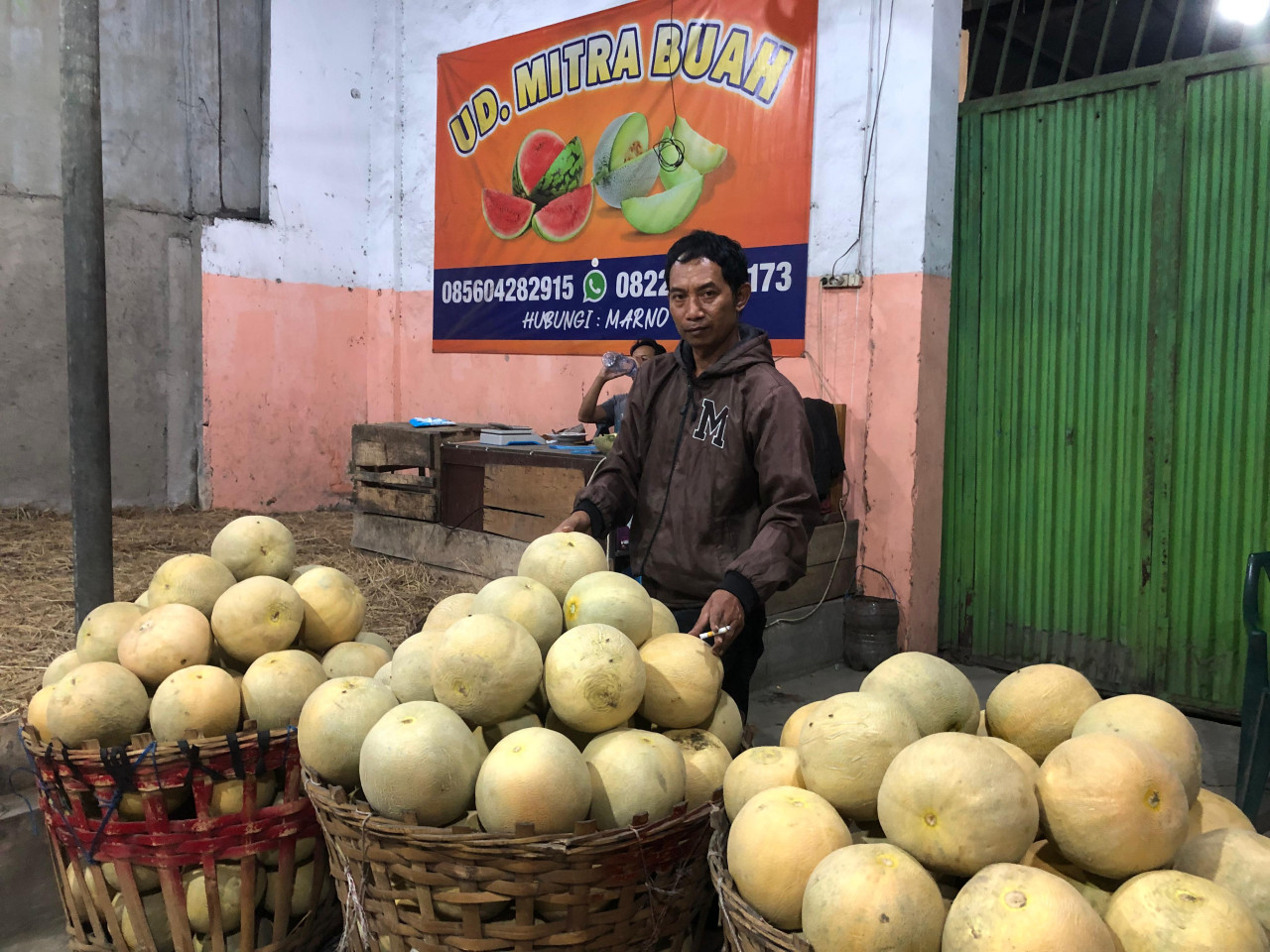 Machmud, salah satu pedagang buah di Pasar Tanjungsari Surabaya (dok.jatimnow.com)
