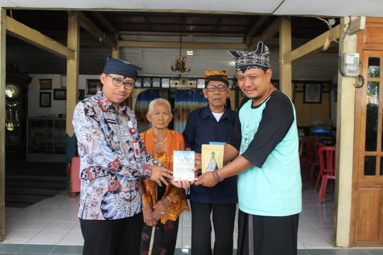 Moment akrab Mohammad Yasin dengan keluarga suku Samin