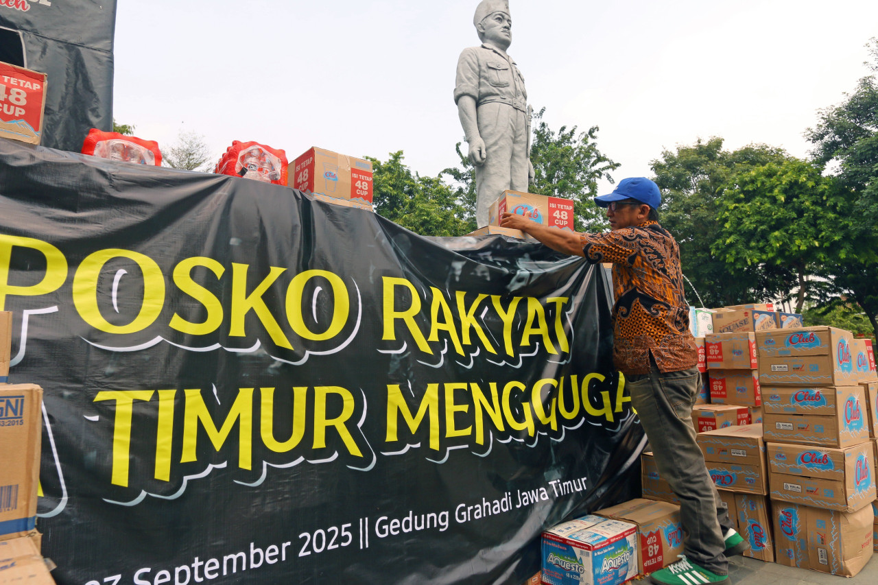Relawan Rakyat Jawa Timur berjaga di Posko (foto: Iffan/jatimnow.com)