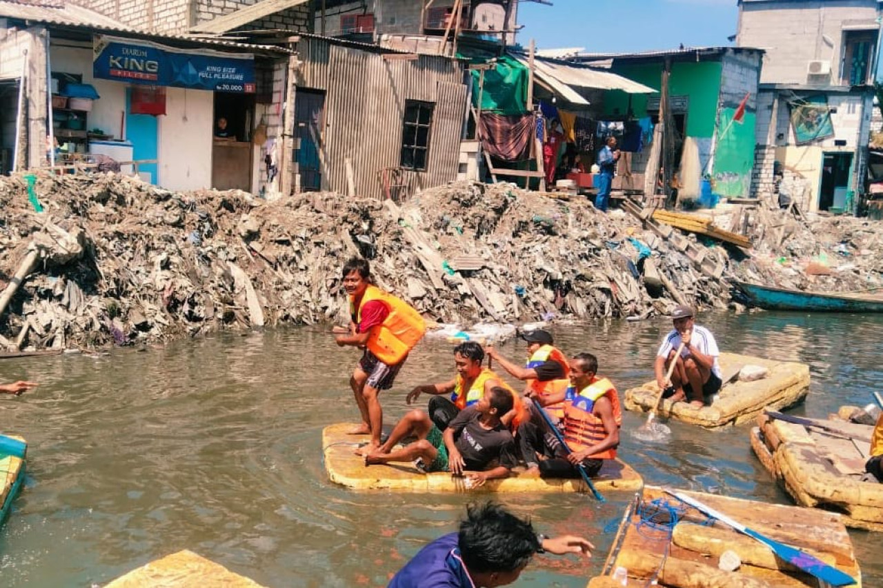 Peserta beradu cepat lomba dayung