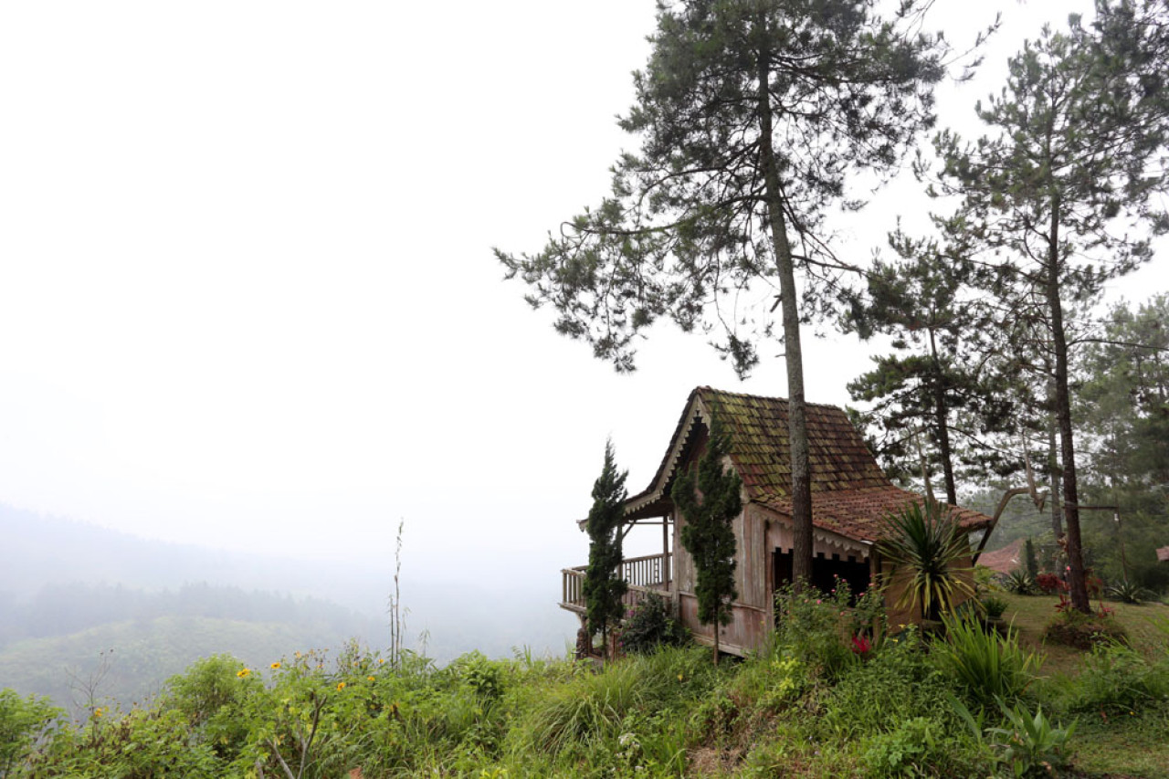 Penginapan di kawasan wisata  Jendela Langit, Tegal Kidul, Jatiarjo, Prigen, Pasuruan. Area yang dikelola LPHD Arjuna Lestari ini merupakan program CSR Pertamina Patra Niaga Regional Jatimbalinus. Foto: Ali Masduki/JatimNow.com