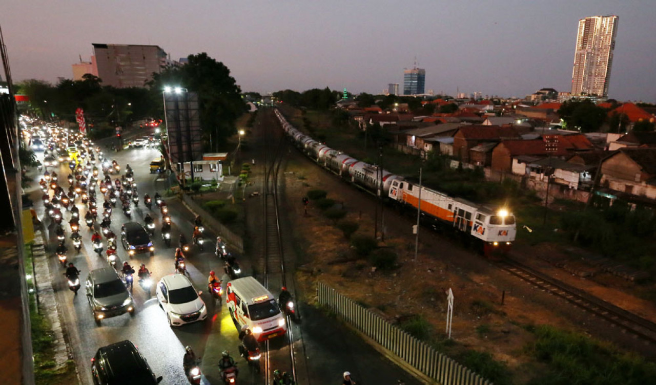 KAI Daop 8 Surabaya juga berperan aktif dalam memastikan kelancaran arus kendaraan secara keseluruhan. Yakni menjamin distribusi BBM yang aman dan tepat waktu. Foto: Ali Masduki/JatimNow.com