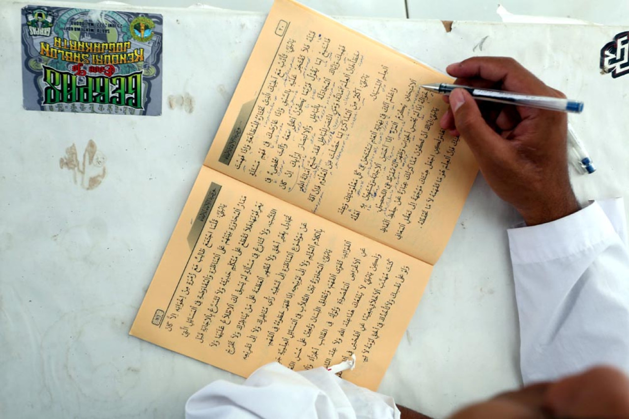 Santri mengaji kitab huruf arab di pondok pesantren Cangaan, Bangil, Pasuruan, Sabtu (02/8/2025). Foto: Ali Masduki/JatimNow.com