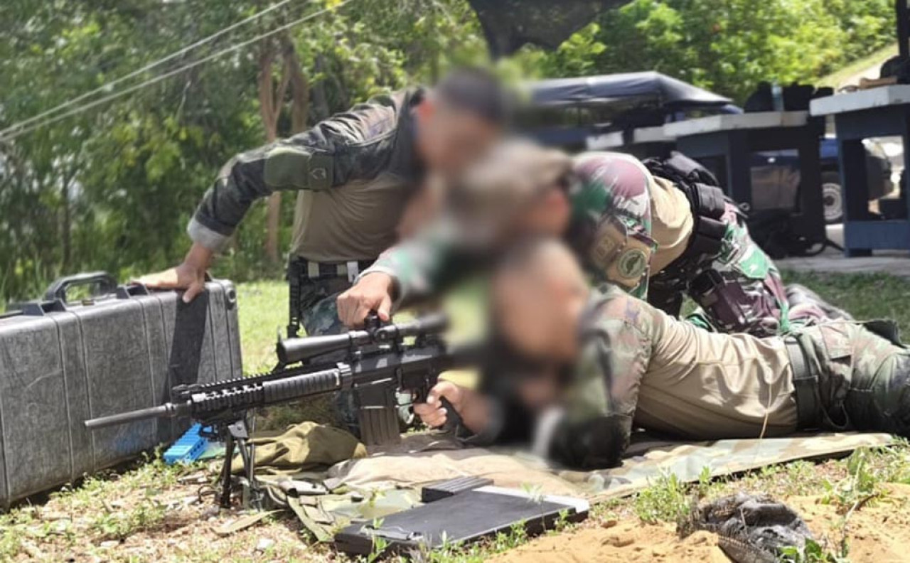Prajurit Batalyon Intai Amfibi (Taifib) TNI AL bersama pasukan khusus Angkatan Laut Thailand melaksanakan latihan Sniper Team Tactical, dalam Latihan Bersama (Latma) Sea Garuda 22B-25. (Foto/Dispen Koarmada II)
