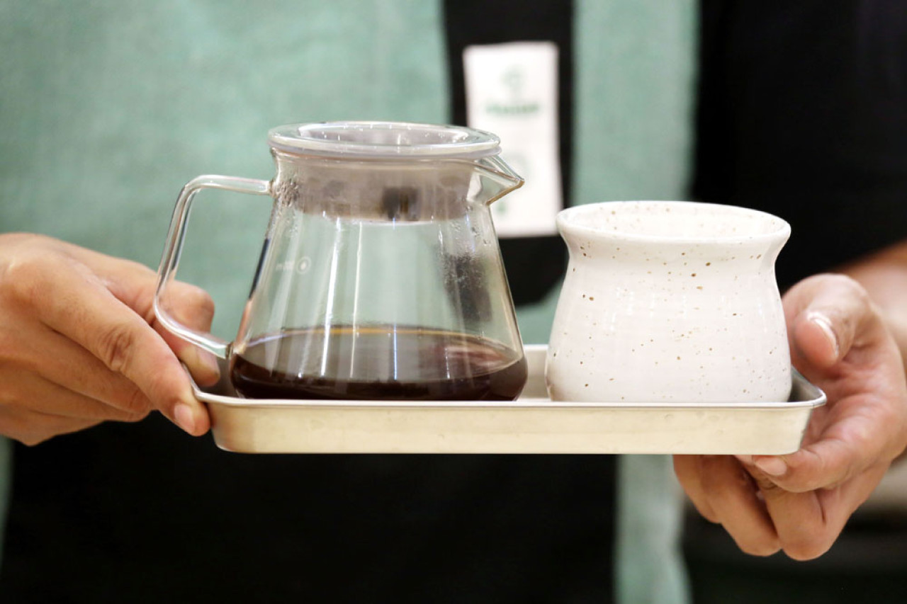 Barista siap menyajikan kopi pesanan pelanggan di Cafe Drama Roastery, Jl. Tunjungan Surabaya, Jawa Timur, Senin (04/8/2025). Cafe berjejaring ini merupakan salah satu pengguna kopi Arabika dari Lereng Gunung Arjuna. Foto: Ali Masduki/JatimNow.com