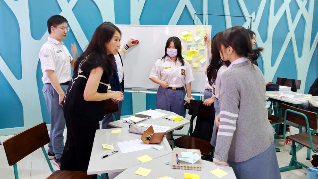 Merry Wahono menjadi pemateri Design Thinking Workshop, di Petra Acitya Christian Junior High School, Senin (11/8/2025). Foto: Ali Masduki/JatimNow.com