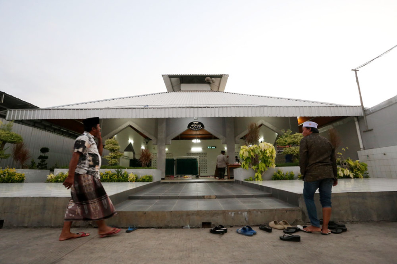Ketika suara adzan berkumandang, pengunjung dan pedagang langsung bisa masuk Mushola.