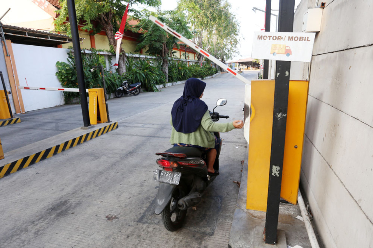Parkiran sudah otomatis. Masuk tinggal pencet tombol, karcis keluar.