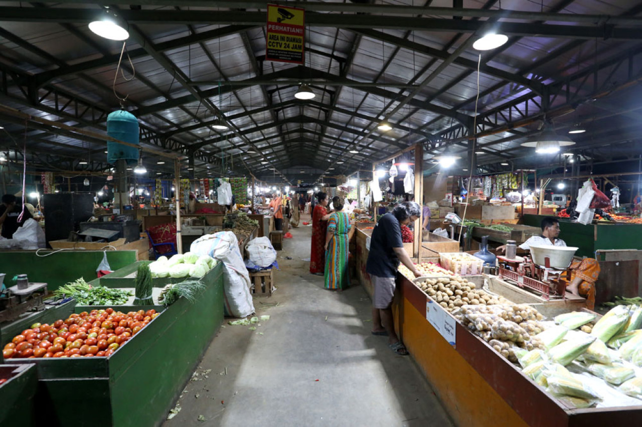 Saat malam hari, penerangan di Pasar Induk Surabaya Sidotopo cukup bagus