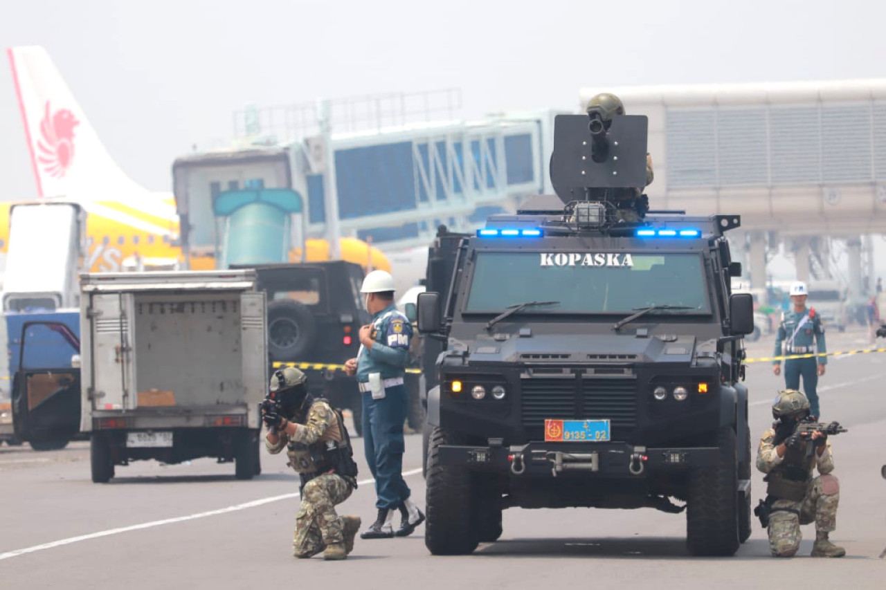 Simulasi penanganan terorisme dan bom bekerjasama dengan Lanudal dan Jihandak TNI AL Juanda. Foto: Ali Masduki/JatimNow.com
