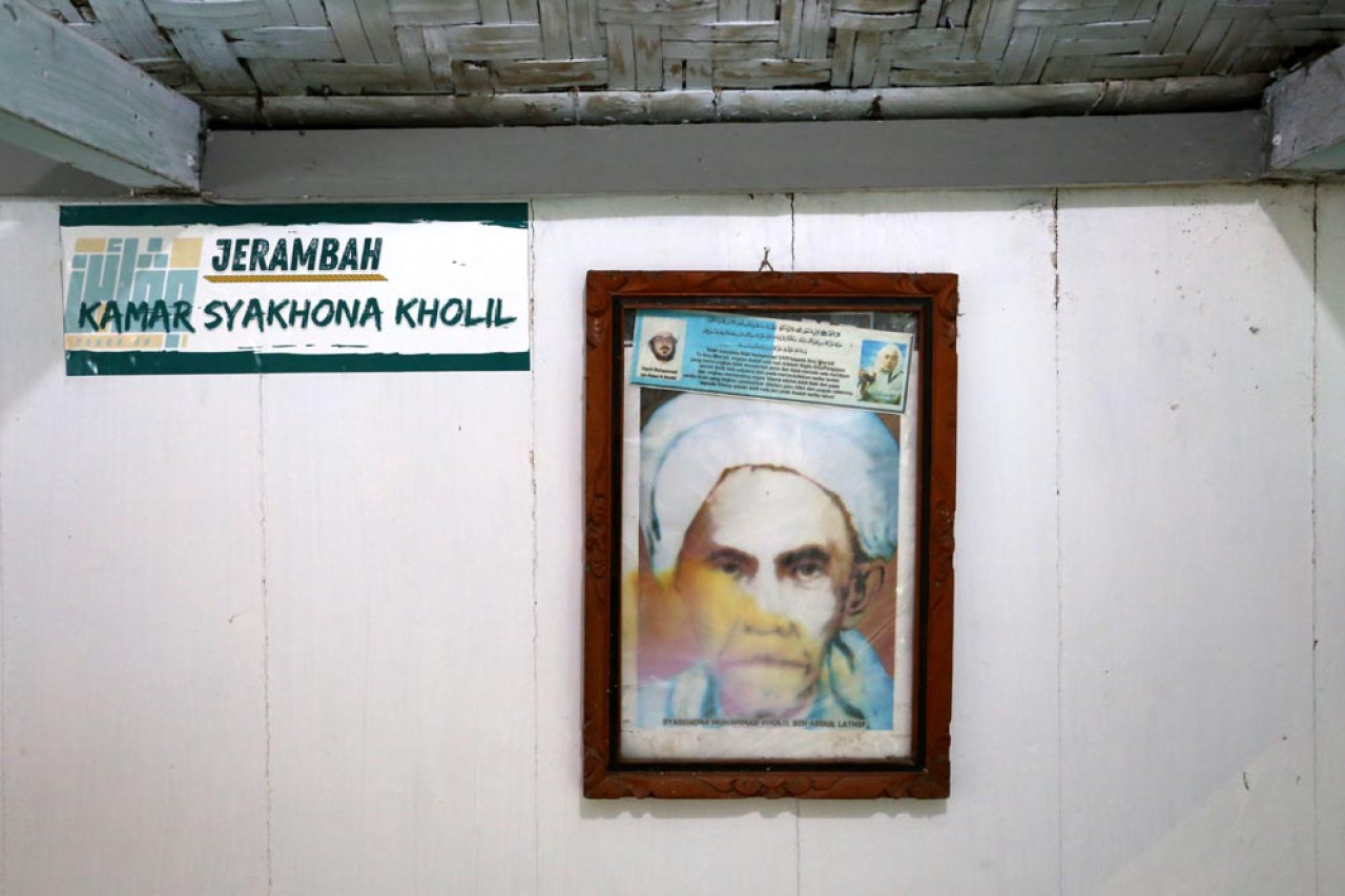 Foto Syaikhona Kholil Bangkalan terpampang di kamar tempat ulama besar ini pernah mondok di pesantren Cangaan.  Foto: Ali Masduki/JatimNow.com