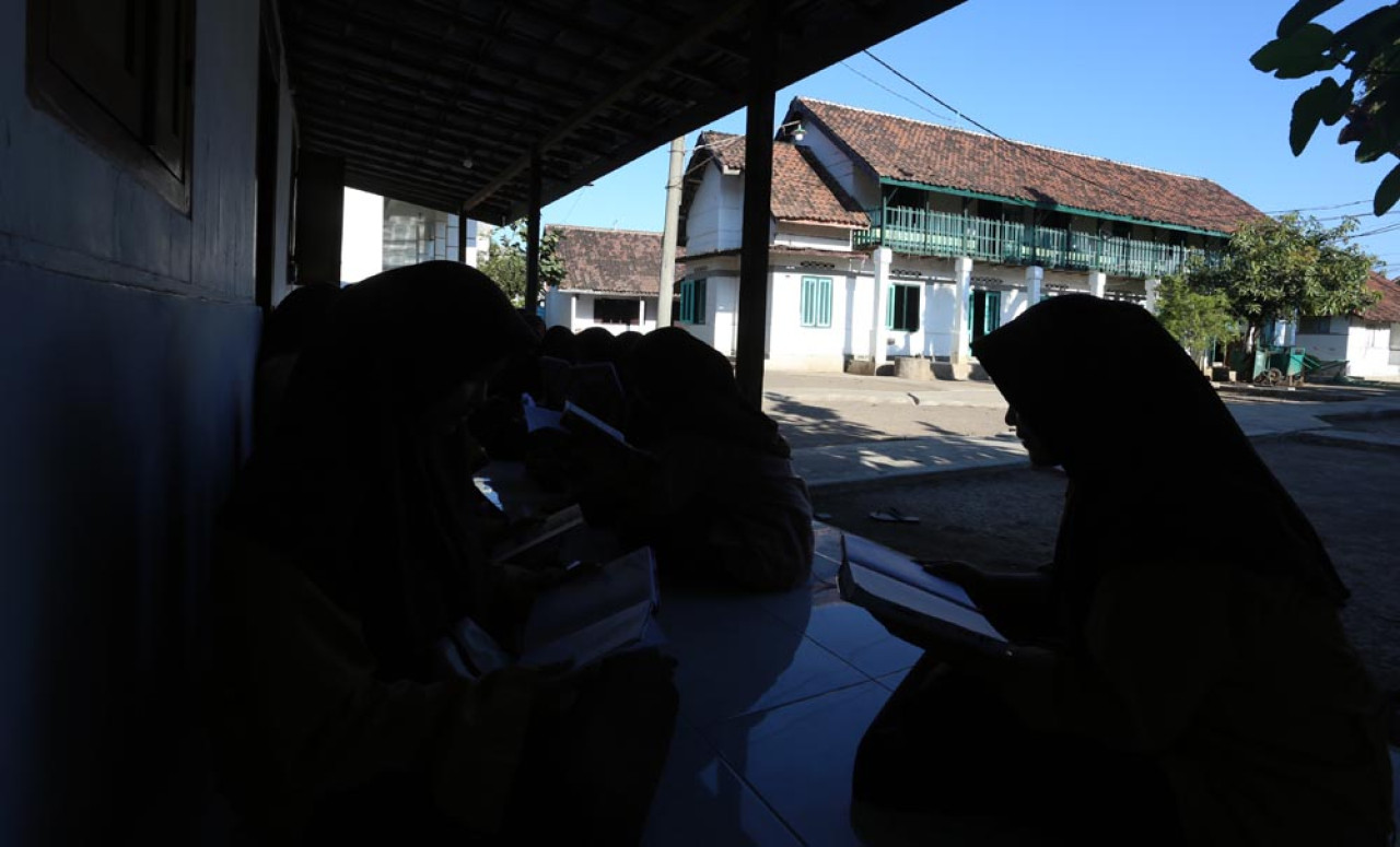 Sejumlah santri perempuan belajar di pesantren Cangaan, Bangil, Pasuruan, Sabtu (02/8/2025). Metode belajar mengajar masih tetap sederhana. Foto: Ali Masduki/JatimNow.com
