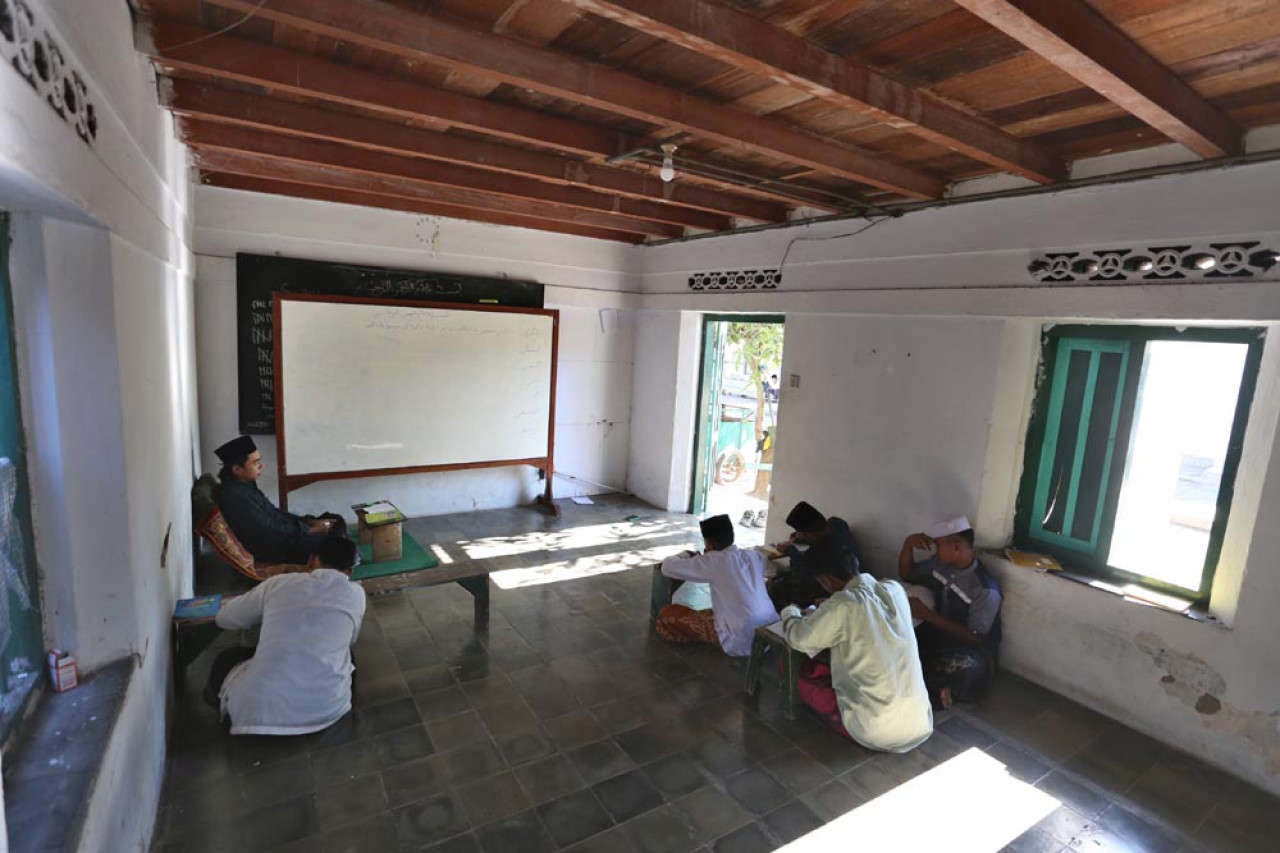 Sejumlah santri belajar di salah satu kelas di pesantren Cangaan, Bangil, Pasuruan, Sabtu (02/8/2025). Metode belajar mengajar masih tetap sederhana. Foto: Ali Masduki/JatimNow.com