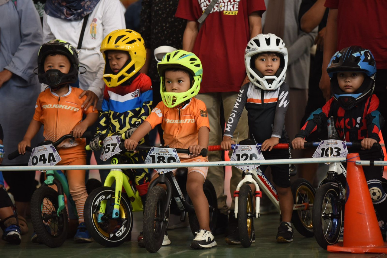 Aksi menggemaskan para rider bocil di ajang Bhumi Panji Kertapati Volume 3.0 Pushbike Championship Piala Wali Kota Kediri, di GOR Jayabaya Kota Kediri, Sabtu (2/7/2025). (Foto: Pemkot Kediri/jatimnow.com)