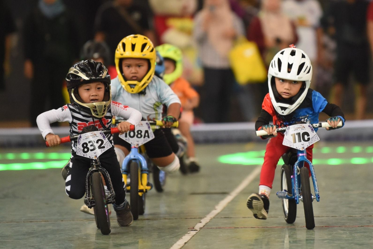 Aksi menggemaskan para rider bocil di ajang Bhumi Panji Kertapati Volume 3.0 Pushbike Championship Piala Wali Kota Kediri, di GOR Jayabaya Kota Kediri, Sabtu (2/7/2025). (Foto: Pemkot Kediri/jatimnow.com)
