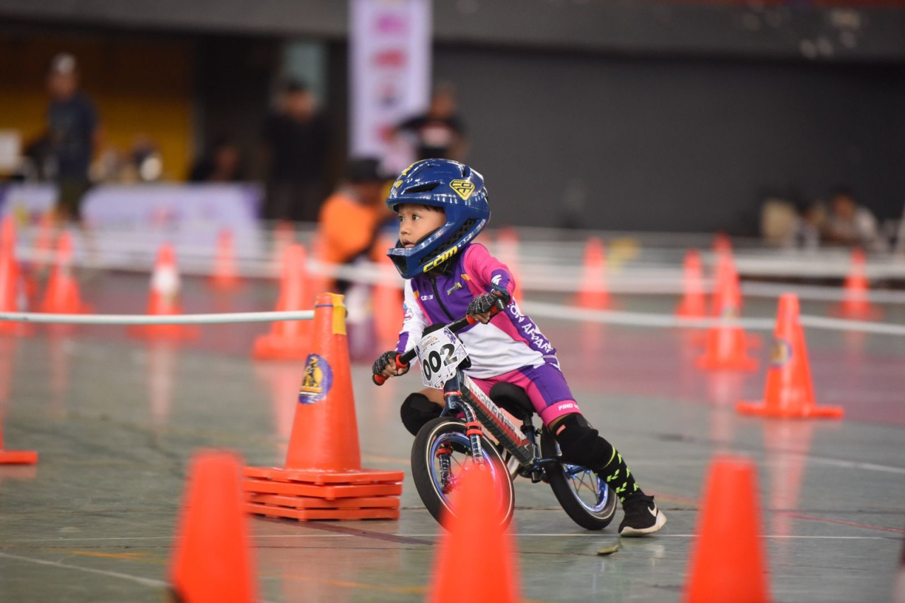 Aksi menggemaskan para rider bocil di ajang Bhumi Panji Kertapati Volume 3.0 Pushbike Championship Piala Wali Kota Kediri, di GOR Jayabaya Kota Kediri, Sabtu (2/7/2025). (Foto: Pemkot Kediri/jatimnow.com)