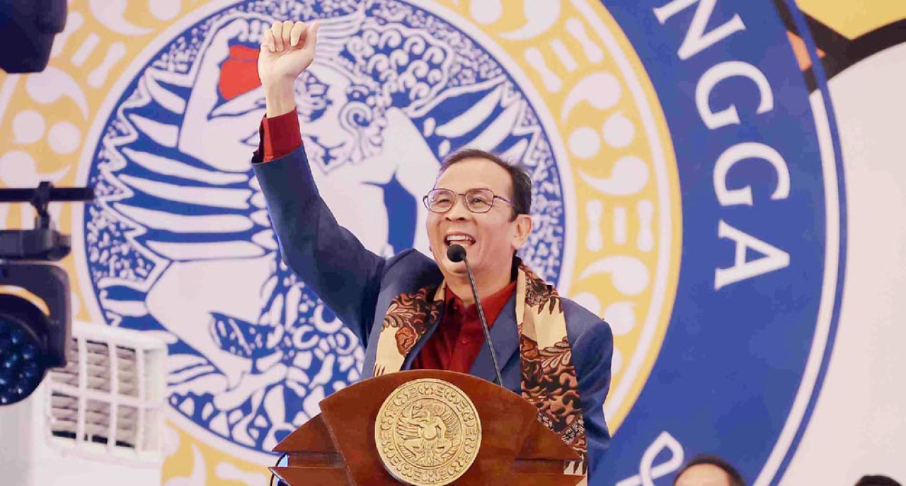 Rektor UNAIR, Prof. Muhammad Madyan memberikan motivasi mahasiswa baru dalam penutupan PKKMB Unair, Sabtu (9/8/2025). Foto: Humas Unair for JatimNow.com