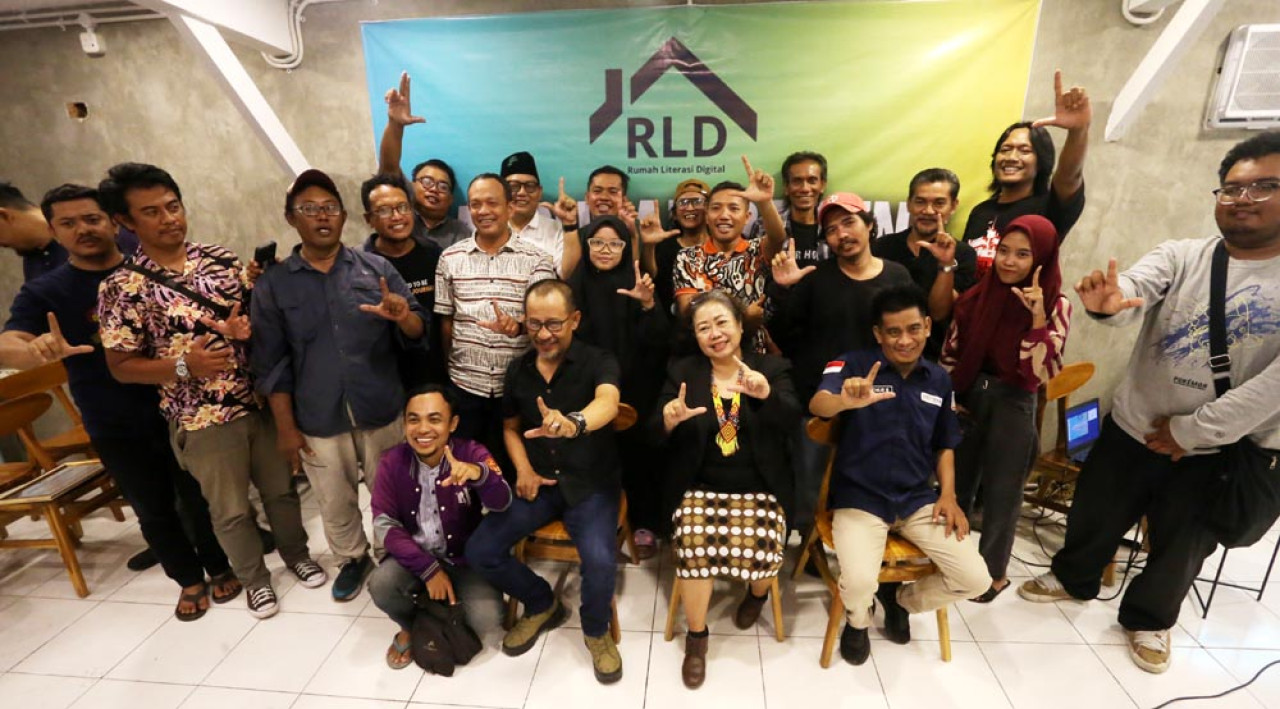 Peserta Jagongan Bareng Rumah Literasi Digital (RLD) foto bersama di Balai RLD, Jalan Kacapiring No. 6 Surabaya, Selasa (26/8/2025). (Foto: Ali Masduki/JatimNow.com)