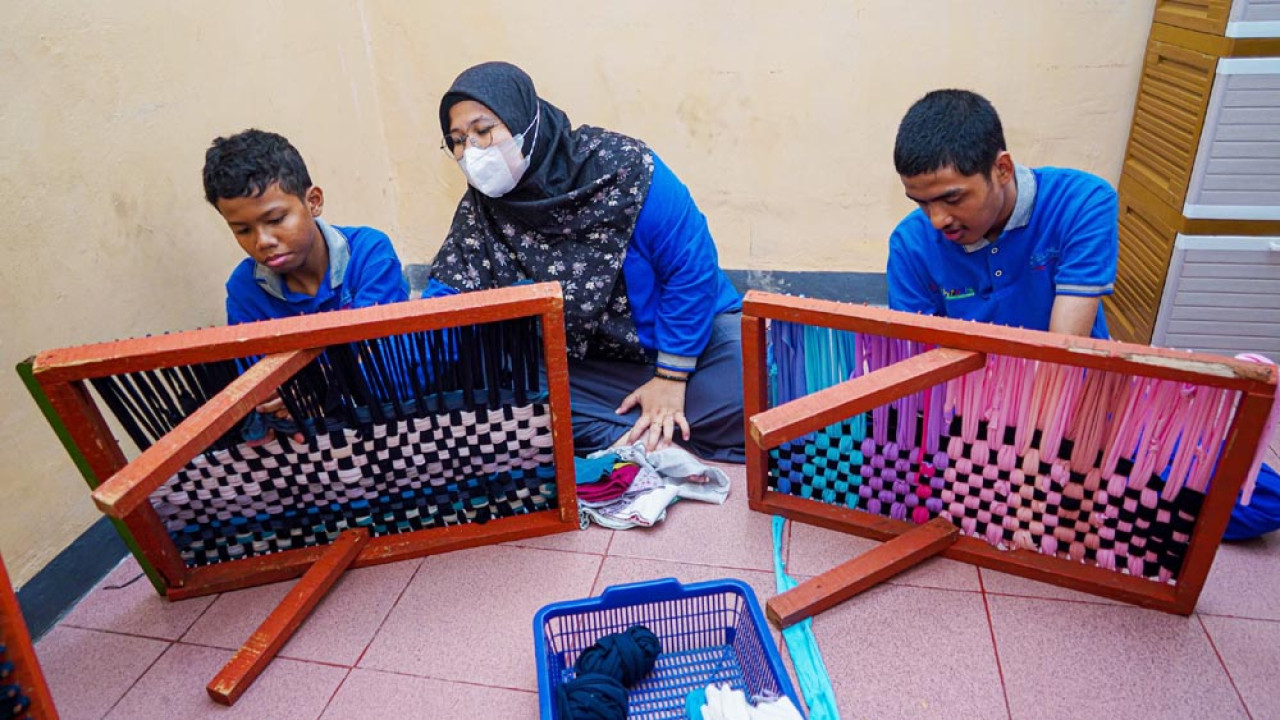 Anak-anak berkebutuhan khusus belajar ketrampilan di Rumah Autis Tanjung Priok. (Foto: PTP Nonpetikemas for JatimNow.com)