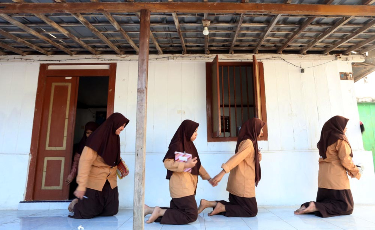 Sejumlah santri berjalan usai belajar di pesantren Cangaan, Bangil, Pasuruan, Sabtu (02/8/2025). Etika timur yang luhur masih dipertahankan. Foto: Ali Masduki/JatimNow.com