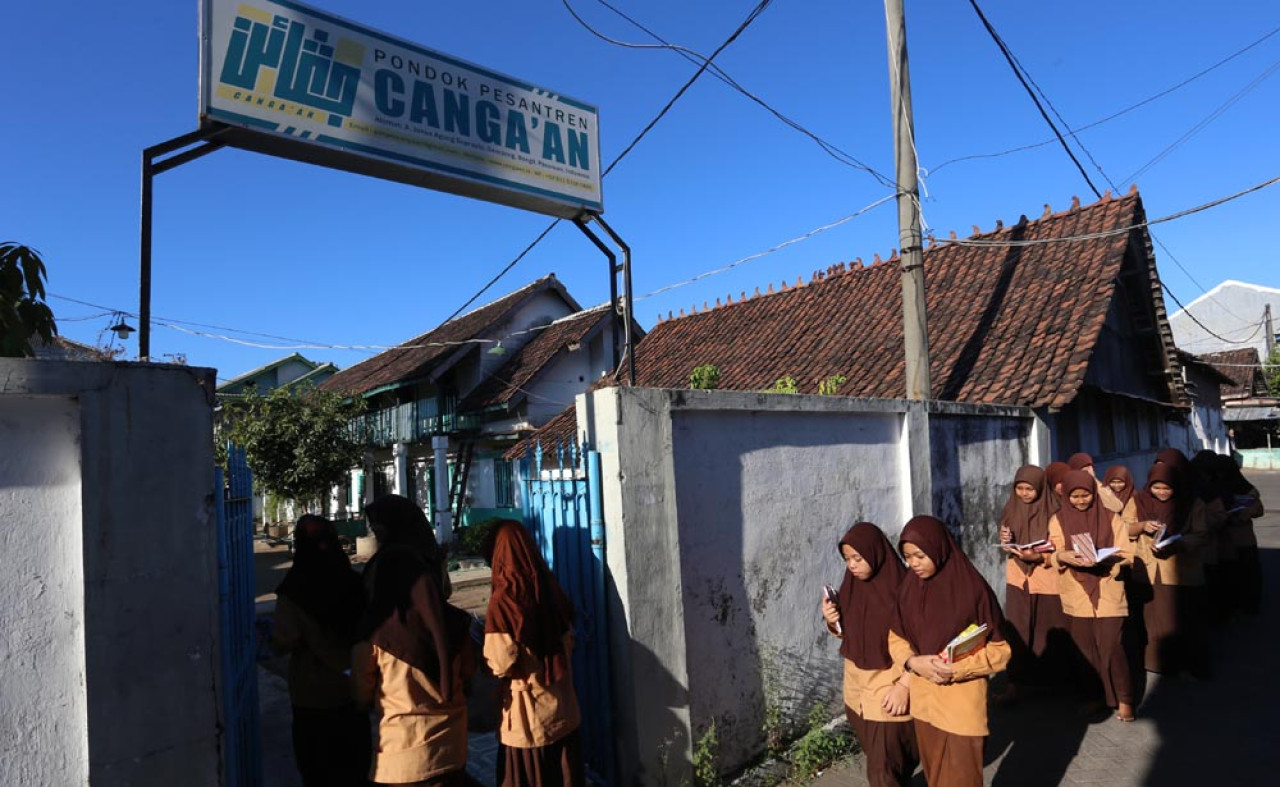 Sejumlah santri berjalan menuju pondok pesantren Cangaan, Bangil, Pasuruan, Sabtu (02/8/2025). Foto: Ali Masduki/JatimNow.com