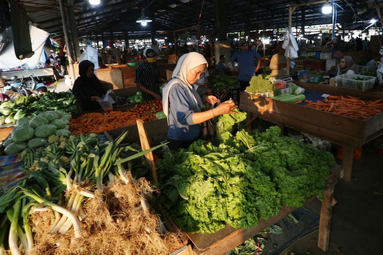 Pelanggan memilih sayur mayur di Pasar Induk Surabaya Sidotopo 