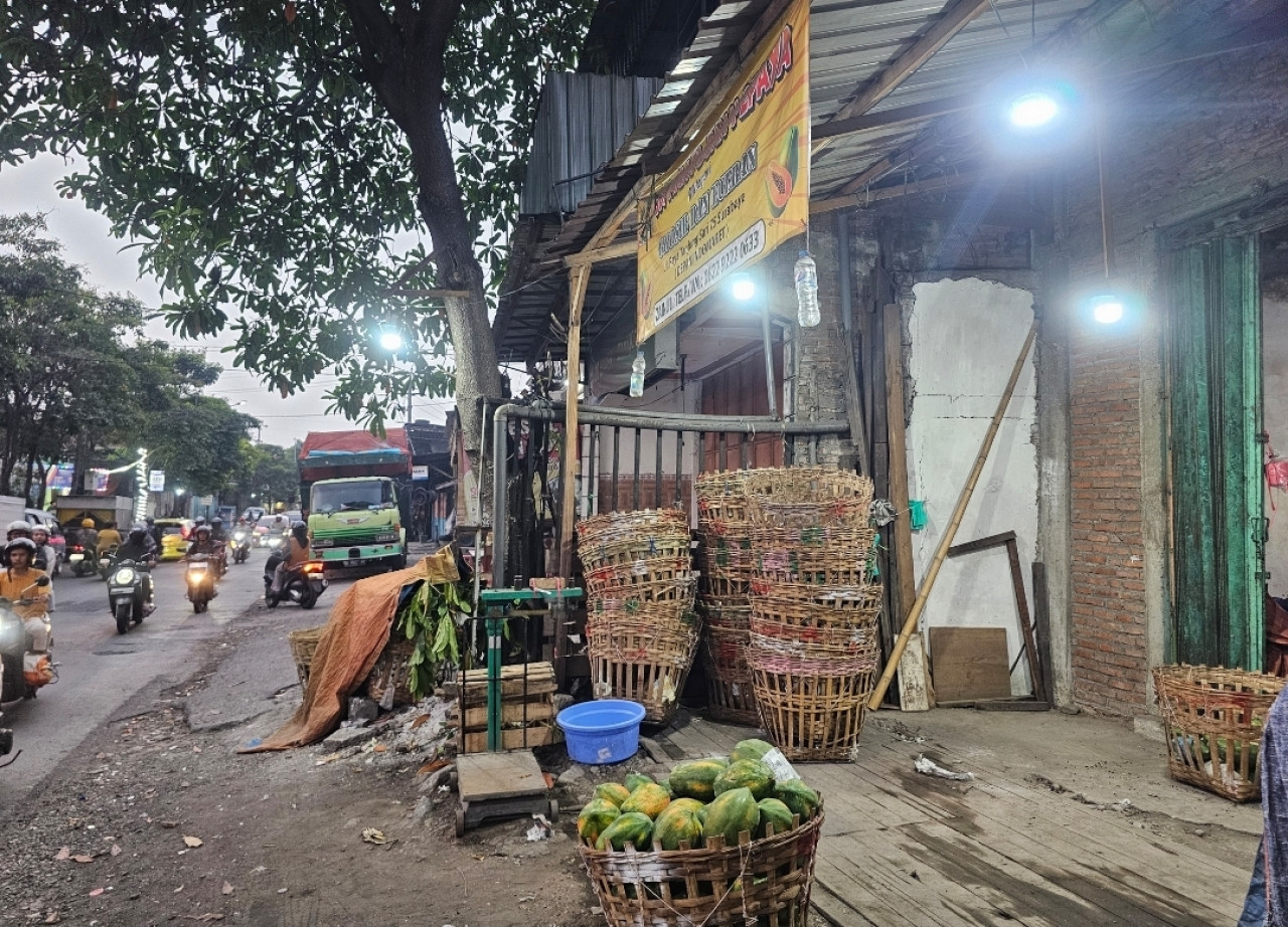 Keranjang dan sampah berserakan di bibir jalan