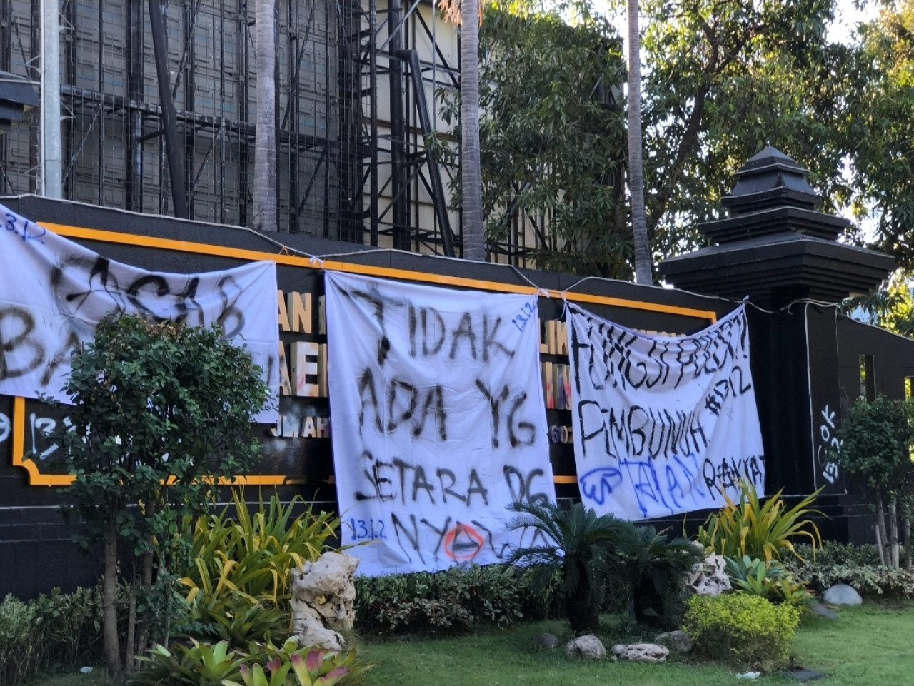 Spanduk tuntuan mahasiswa yang di pasang di Mapolda Jatim (foto: Rizky/jatimnow.com)