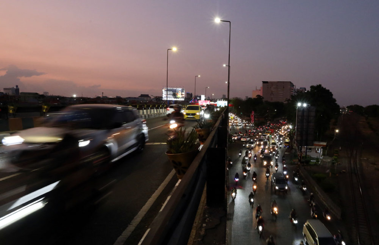 Senja di Flyover Mayangkara, Surabaya, Jawa Timur, Selasa (29/7/2025). Foto: Ali Masduki/JatimNow.com