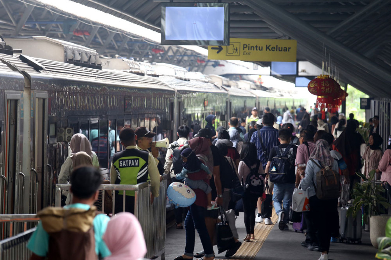 Minat masyarakat terhadap kereta api terus naik. Seperti yang terlihat di Stasiun Surabaya Gubeng ini. Saat kereta tiba, penumpang antri masuk gerbong. Foto: Ali Masduki/JatimNow.com