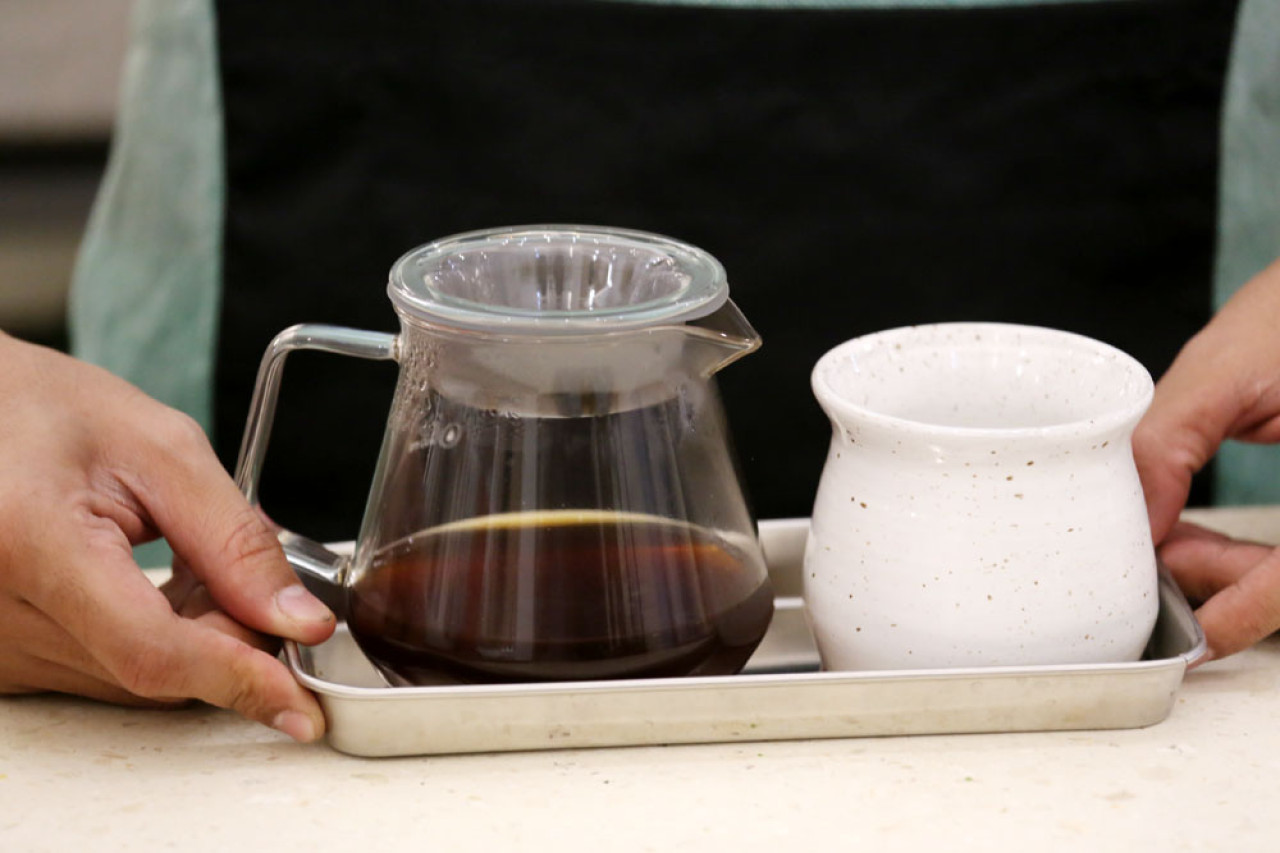 Sebagian besar pelanggan Cafe Drama menyukai teknik V60, penyeduhan kopi menggunakan teko dan corong menggunakan dripper dengan nama V60. Foto: Ali Masduki/JatimNow.com