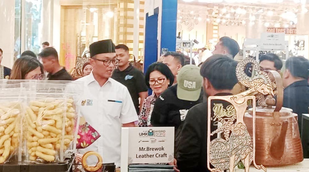 Wakil Menteri BUMN, Aminuddin Ma’ruf, meninjau pameran PaDi UMKM Hybrid Expo & Conference 2025 di Pakuwon Mall Surabaya, Jumat (01/8/2025). 