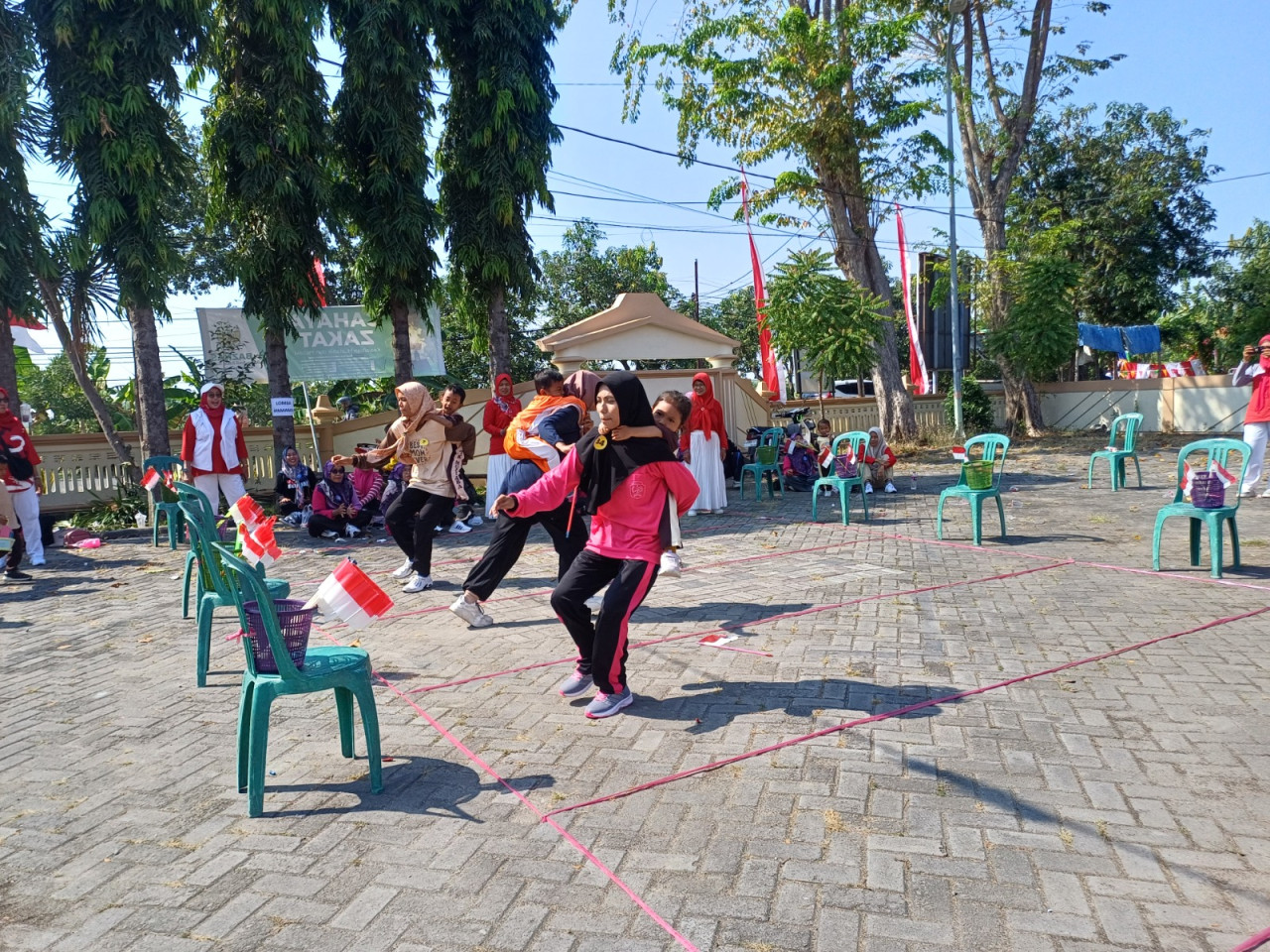Keseruan Lomba Ibu dan Anak Warnai Semarak HUT RI Ke-80 di Lamongan