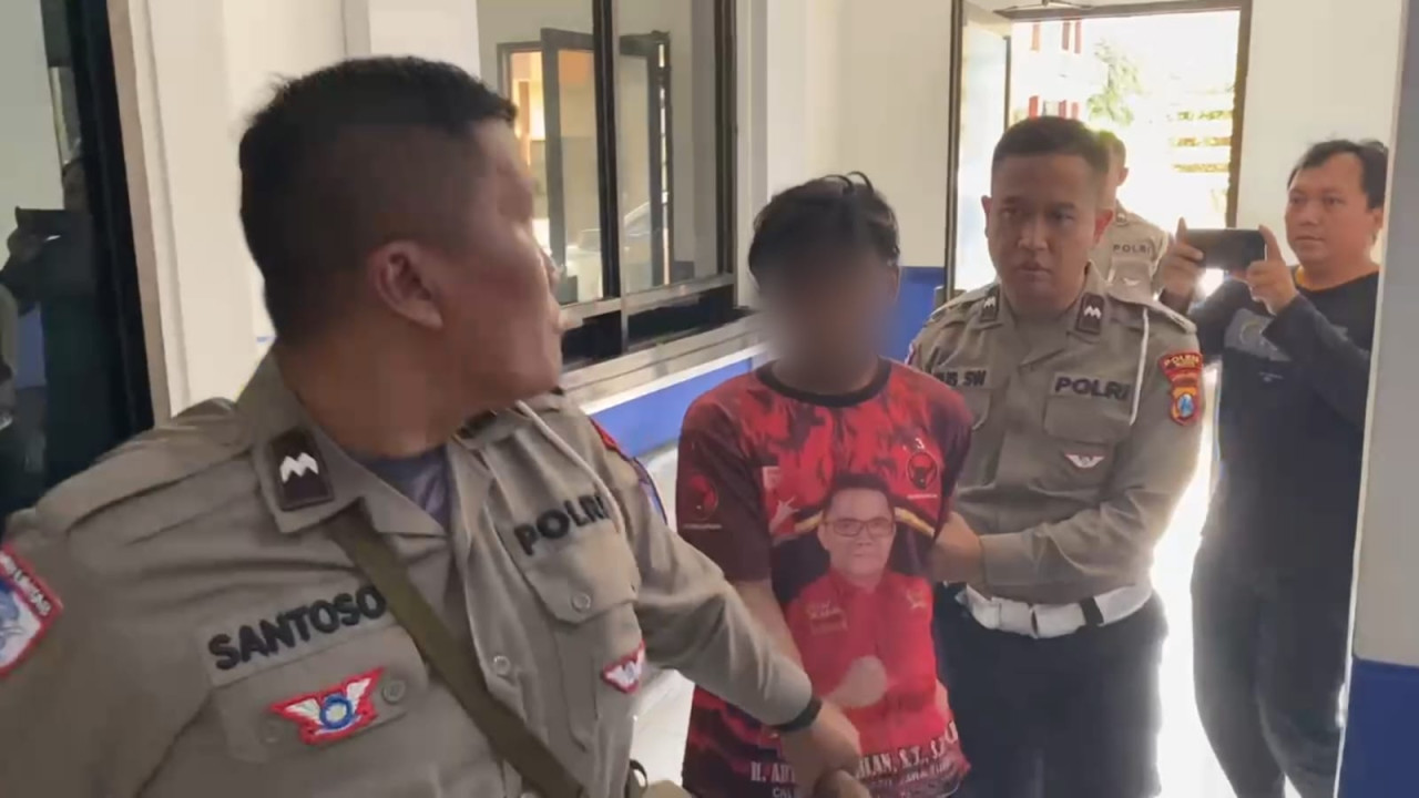 Foto: Pelaku saat diamankan polisi (Bramanta/jatimnow.com)