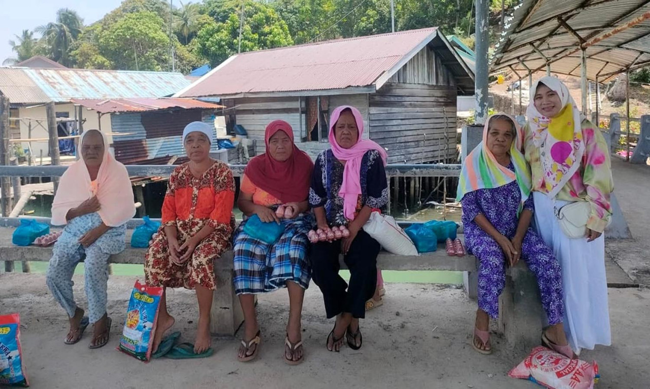 drg. Zahrotun Riyad bersama warga Kepulauan Galang, Batam. Foto: dok Pribadi