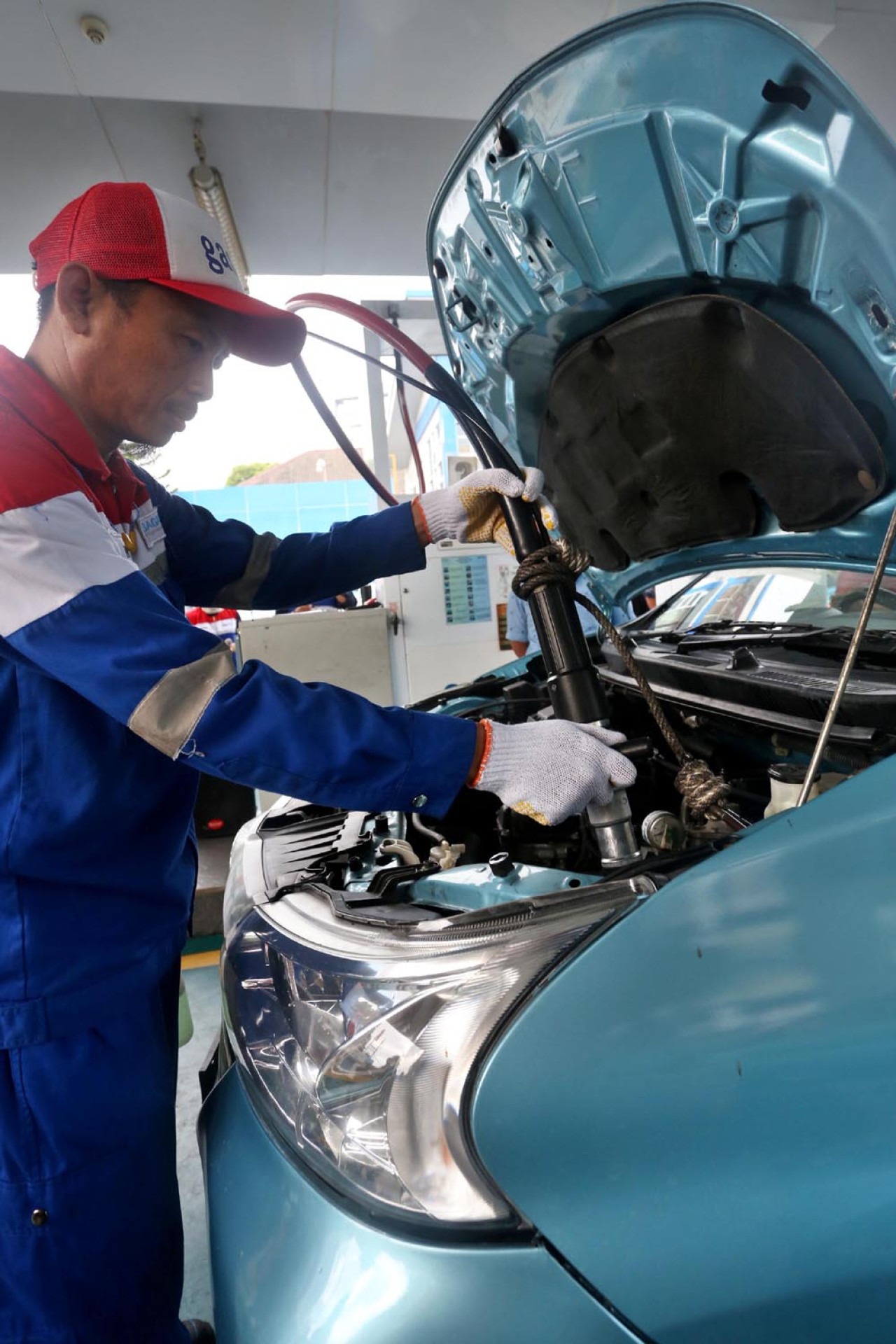 Petugas melayani pengisian GasKU, merek produk bahan bakar gas (BBG) di Stasiun pengisian BBG (SPBG) Ngagel Surabaya, Kamis (18/9/2025). Pengguna Gasku dapat menghemat biaya energi sekitar 30 – 55% jika dibandingkan dengan BBM subsidi maupun non subsidi. (Foto: Ali Masduki/JatimNow.com).