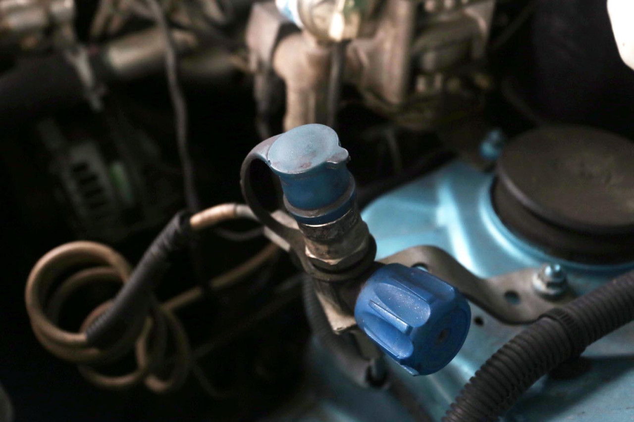 Untuk dapat menggunakan BBG, kendaraan harus memasang converter kit sebagai sistem tambahan pembakaran mesin kendaraan yang tadinya hanya bisa menggunakan BBM, dapat bekerja menggunakan BBG. Kendaraan yang sudah menggunakan converter kit akan memiliki dua jenis bahan bakar (dual fuel) yang dapat digunakan secara bergantian. (Foto: Ali Masduki/JatimNow.com).