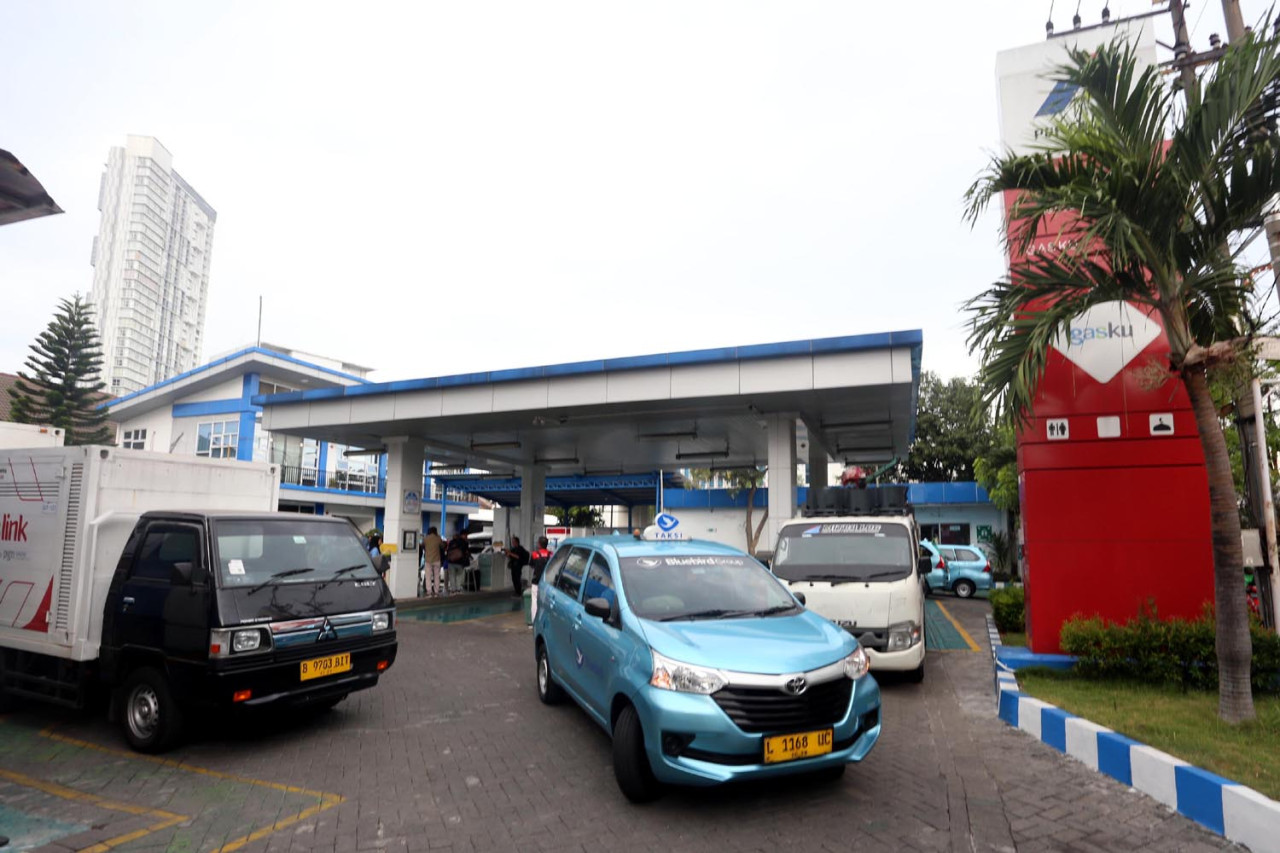 Suasana aktifitas Stasiun pengisian BBG (SPBG) Ngagel Surabaya, Kamis (18/9/2025). SPBG Ngagel ini menjadi pusat aktivitas, menyuplai bahan bakar bagi kendaraan pribadi dan transportasi umum, termasuk taksi. (Foto: Ali Masduki/JatimNow.com).