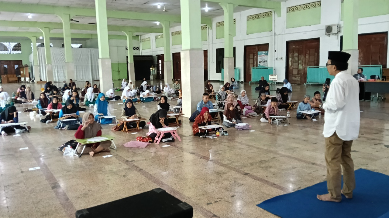 Lomba menulis indah aksara Jawa di Masjid Kemayoran Surabaya ini menarik perhatian 106 peserta dari berbagai tingkatan pendidikan, mulai dari SD hingga SMK. (Foto/JatimNow.com)