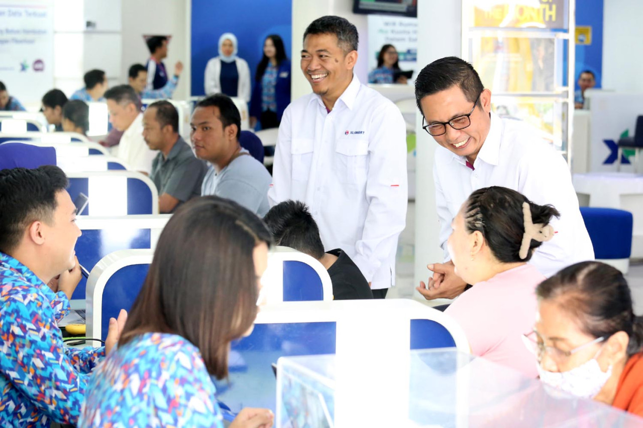  Group Head East Region XLSMART Dodik Ariyanto, bersama Head Direct Channel Region East XLSMART Noval P Wedhasmara, menyapa pelanggan di XL Center Pemuda Surabaya, Kamis (04/9/2025). (Foto: Ali Masduki/JatimNow.com)
