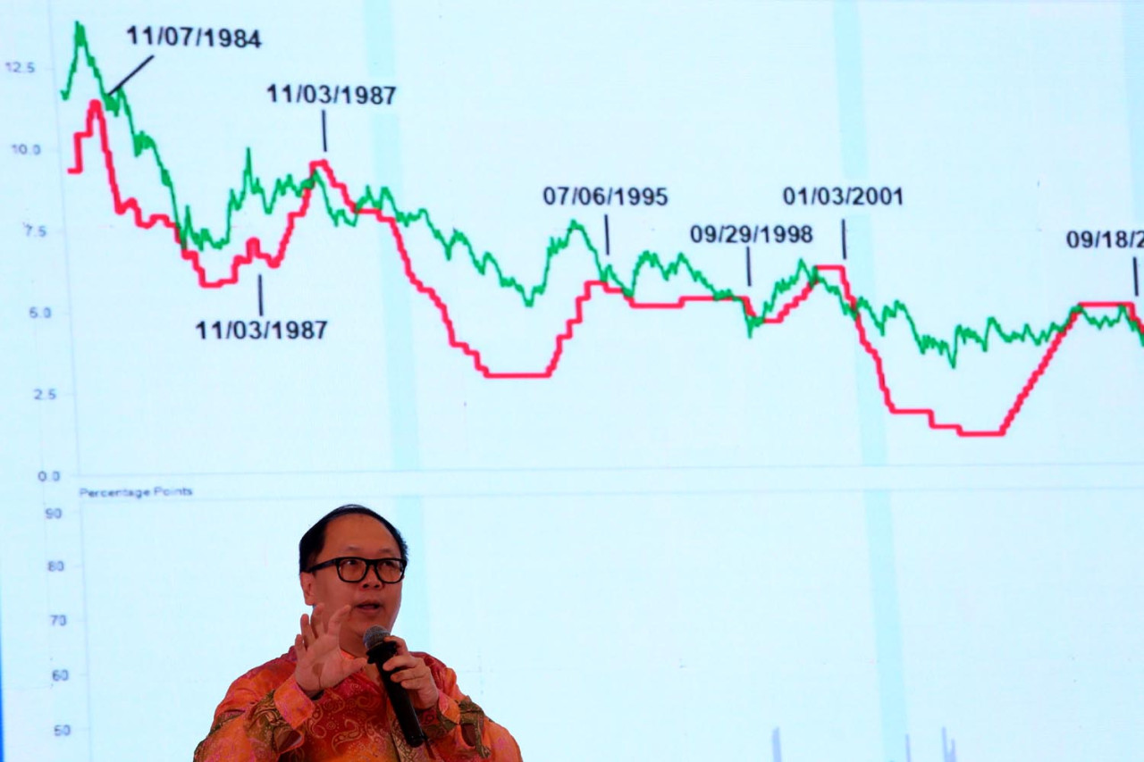 ASEAN Economist UOB, Enrico Tanuwidjaja, memaparkan kondisi ekonomi global.(Foto: Ali Masduki/JatimNow.com)
