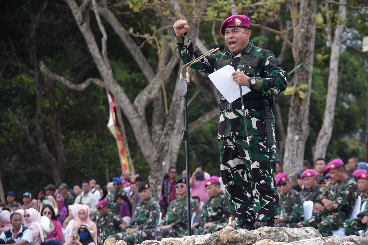 Panglima Korps Marinir (Pangkormar) Letjen TNI (Mar) Endi Supardi, memimpin upacara pembaretan prajurit muda Korps Marinir di Pantai Baruna, Kabupaten Malang, Selasa (16/09/2025). (Foto: Ainul Yakin for JatimNow.com)
