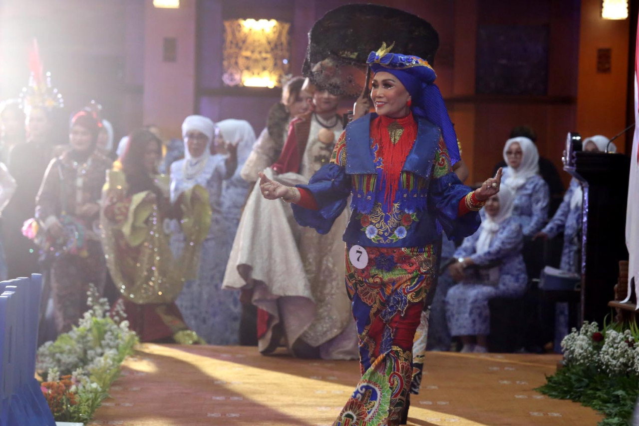 Di atas panggung, para pelaku usaha fashion dari berbagai DPC memamerkan rancangan dan kurasi produk, mulai dari potongan kasual yang nyaman dikenakan hingga busana etnik berunsur batik dan tenun. (Foto: Ali Masduki/JatimNow.com)