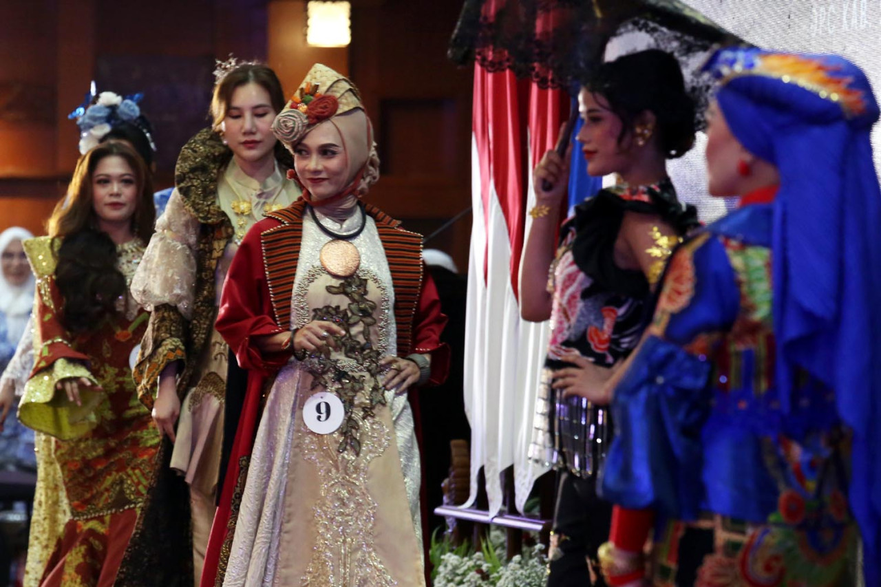 Parade ini bukan sekadar hiburan pembuka. Di atas panggung, para pelaku usaha fashion dari berbagai DPC memamerkan rancangan dan kurasi produk, mulai dari potongan kasual yang nyaman dikenakan hingga busana etnik berunsur batik dan tenun. (Foto: Ali Masduki/JatimNow.com)