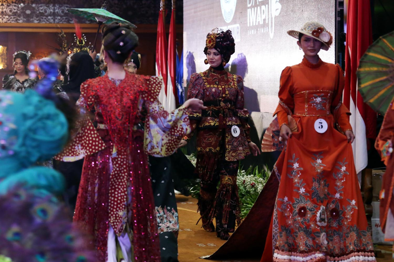 Bagi pelaku UMKM, pengalaman tampil memberikan nilai tambah: kepercayaan diri meningkat, cerita produk tersampaikan, dan interaksi dengan audiens terbangun lebih hangat. (Foto: Ali Masduki/JatimNow.com)