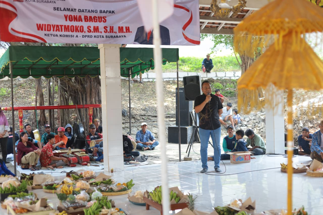 Yona Bagus Widyatmoko saat membaur dalam acara Sedekah Bumi Dukuhlawang (foto: Yona for jatimnow.com)